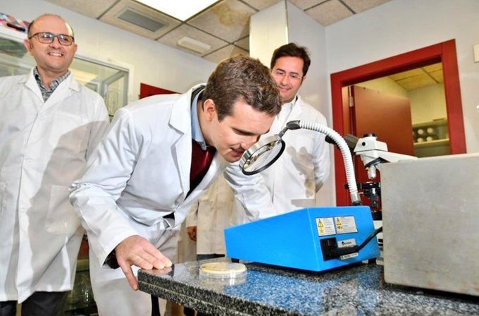 Xuxipc's tweet photo. -Entonces, eso es el Coronavirus.
-Todavía está apagado. Lo que ve es su reflejo. https://t.co/36cBnE2sbZ