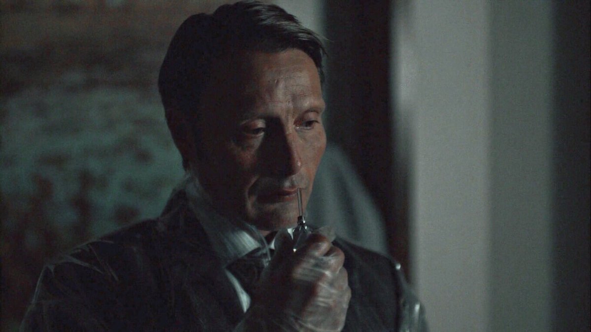 ahooel's tweet photo. Hannibal came to kill Bedelia but just find her memento of friendship. I think it was where Hannibal thought he can trust Bedelia.
#YouAreDangerous #Hannibal https://t.co/W2jh6328ZG