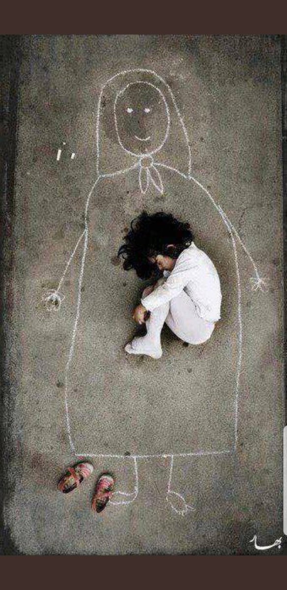 Annesini kaybetmiş Filistinli bir çocuğun yetimhanede zemine çizdiği resim

Ayakkabılarını çıkarıp annesinin koynuna girmiş

Yetim ve Öksüzler imtihanımızdır
Lütfen sahip çıkalım

Anneler gününüz kutlu olsun

<a href="/EmineErdogan/">Emine Erdoğan</a>
@eminecelik62 
<a href="/Teslimeerdogan_/">Teslime Erdoğan</a> 
@mineCellikk
@Ebrar__04