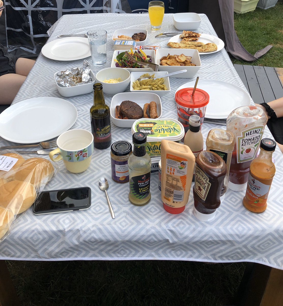 underthehillss's tweet image. I should be better at barbecues by my age but sitting in my garden in my utensil belt checking out a bit of @heelapalooza could be worse #utb #lockdownrules