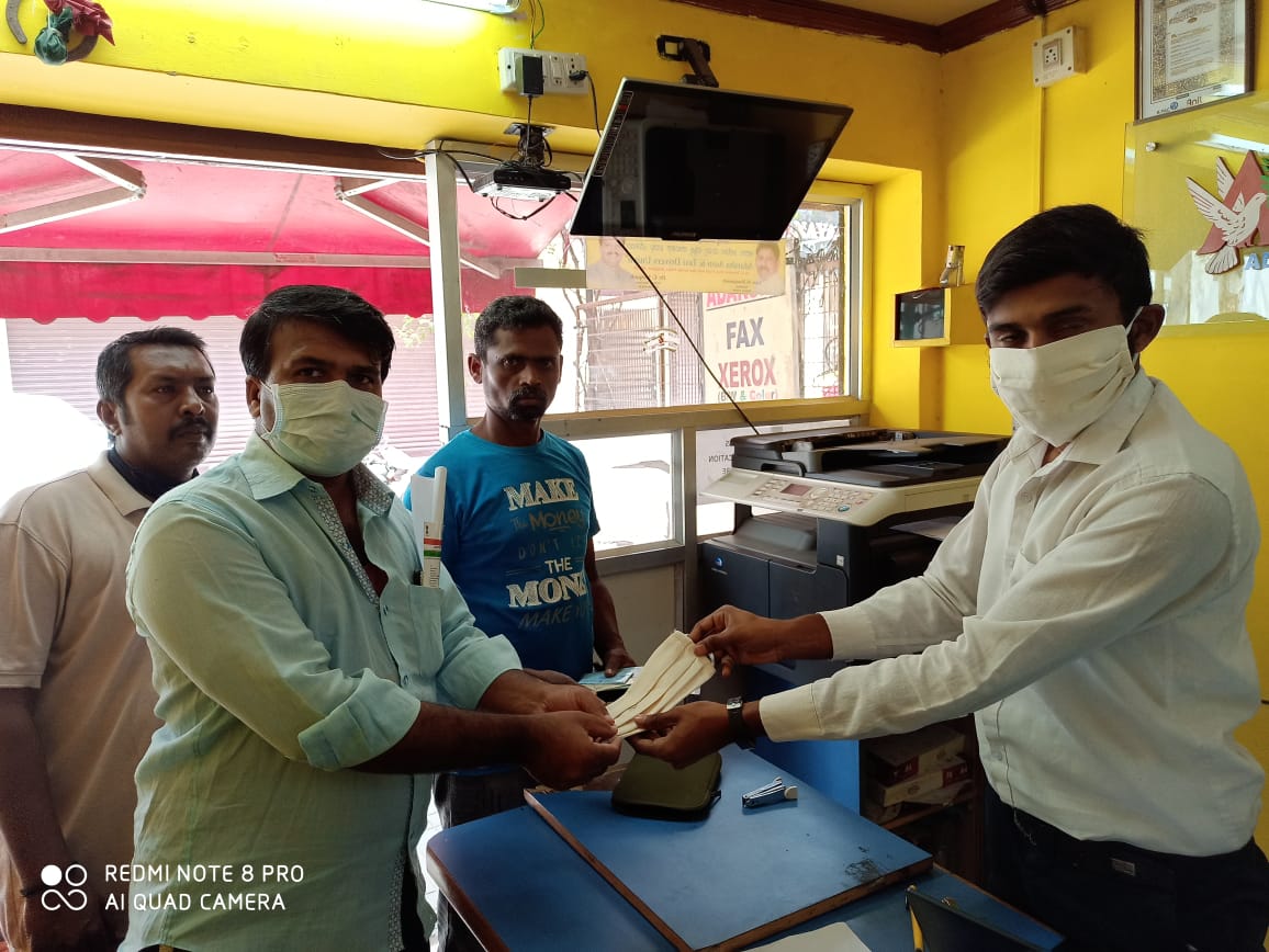 SurakshitU's tweet photo. @Lakshyinclusion is ensuring that #autodrivers #staysafe during this #Covid19 #Pandemic. It is distributing free #cotton #masks to #autodrivers. The mission is supported by #khaloom(@Enviu venture)@BharatInclusion @navaverboom https://t.co/Rts4dAJPcx