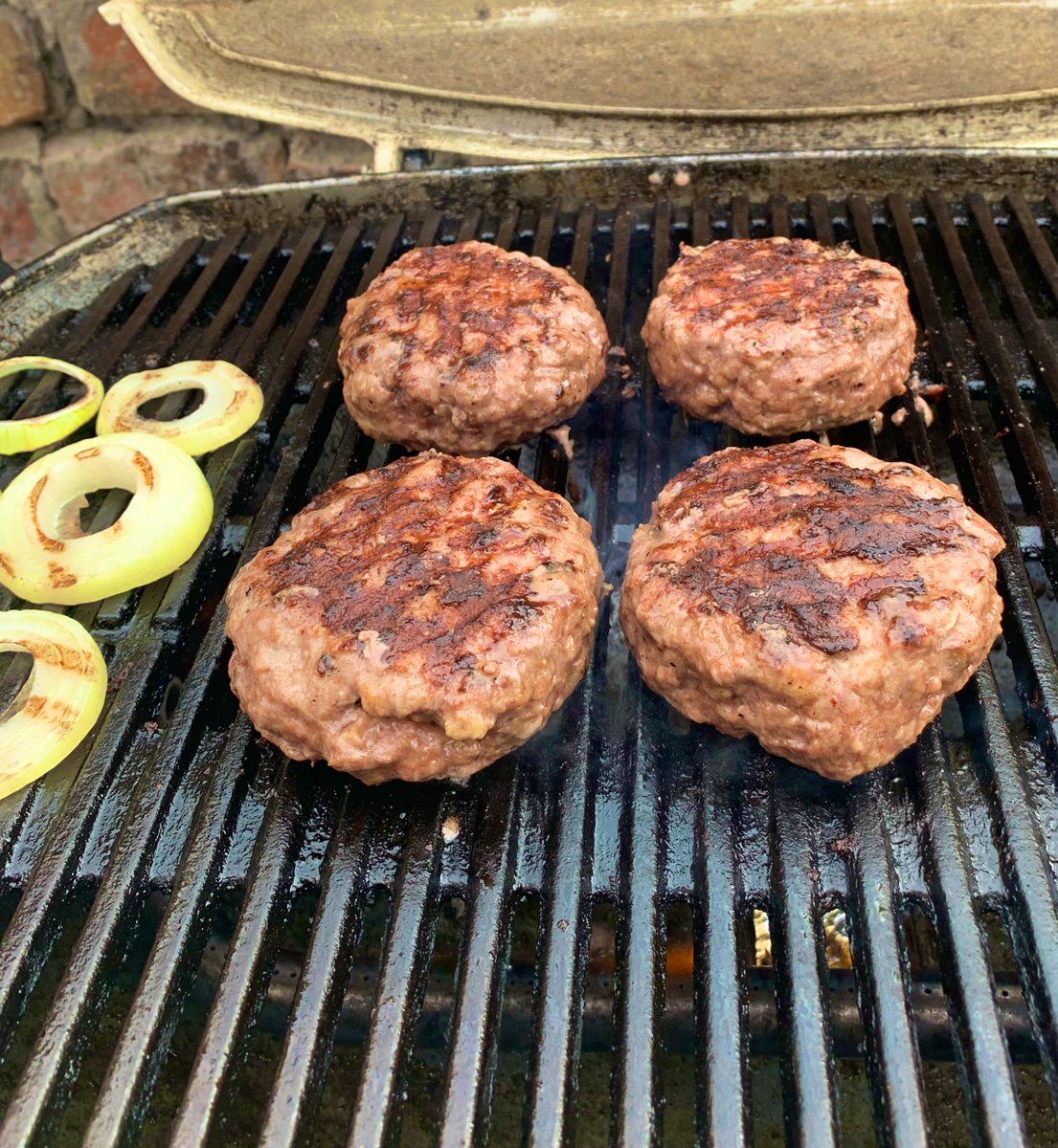 cmp_parker's tweet photo. Delicious homemade burgers with some organic Prosecco on a sunny Saturday evening. Great local businesses @Delifonseca @RHFineWines Thank you! https://t.co/ocY31HpOXr