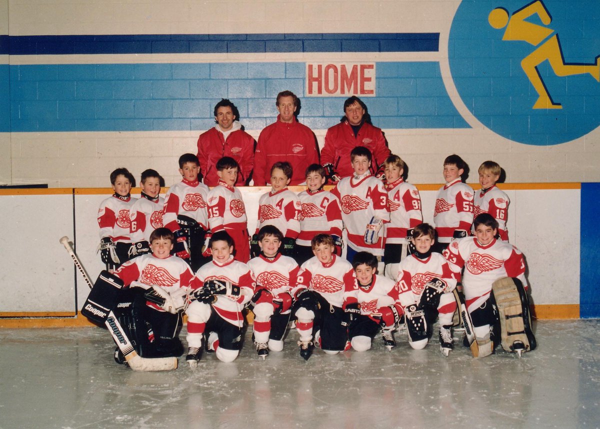 RodeTrips's tweet image. Our latest guest @chiasson_mike reminisced about the good old days in Novice, so we present to you the 1993/1994 Cole Harbour Novice C team. Mike is front right with the classic brown pads, #RodeTrips co-host @nathan_welton is back left, &amp;amp; yes that&apos;s Sidney Crosby front left!