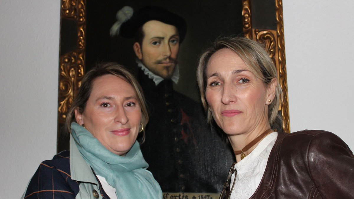 Cuauhtemoc_1521's tweet photo. Estas mujeres son parte de la familia Cortés,descienden del hermano mayor de Martín Cortés, el padre de Hernán. Aún viven en Medellín, Extremadura en España. Como curiosidad:en Medellín existe una calle que de llama México. Lee y saca tu propia conclusión 
https://t.co/pShBshdzPz https://t.co/Rk8kYZVaCS