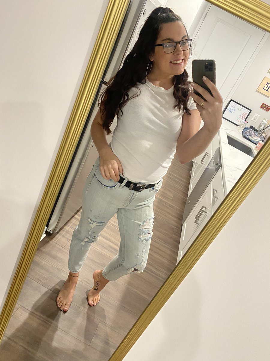McMahon_Mary's tweet photo. YALL THE LADY AT STARBUCKS SAID I LOOK LIKE SELENA.🥰🥰🥰🥰🥰 I mean that’s the look I was going for but still I could never compare to La Reina ❤️🥺 https://t.co/BI1Mz9bGFb