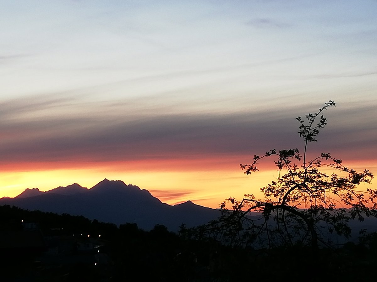classediferro's tweet photo. Con questi paesaggi tra la montagna ed il mare, vi auguro una buona serata
#vistamare
#gransasso
#cornogrande #cornopiccolo
#abruzzo https://t.co/2xV7ZwJ3d8