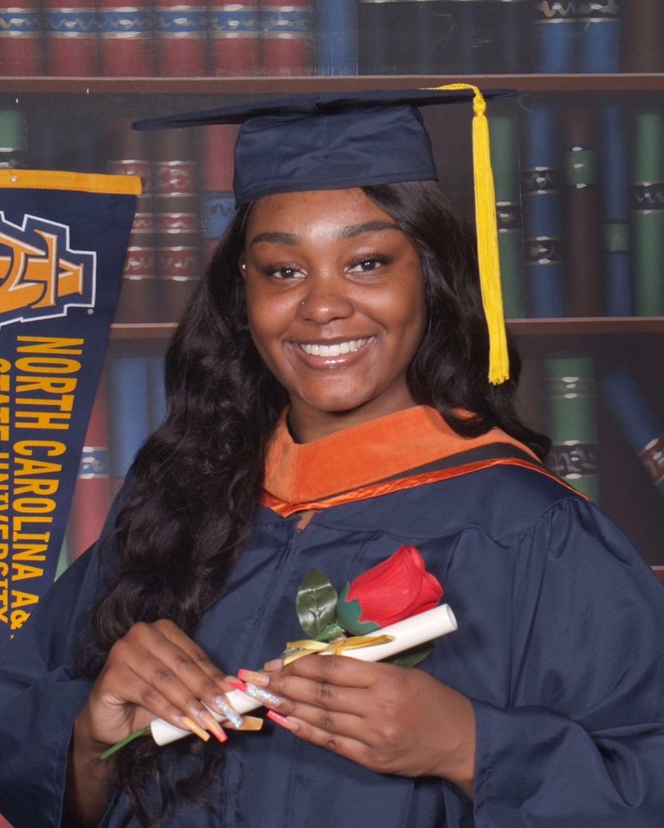 __ssecnirp's tweet image. 💙4 Years of dedication and hard work
💛3(ish) Weeks spent studying abroad
💙2 Internships &amp;amp; 2 engineering org eboard positions 
💛1 Full time Job lined up 
💙Countless memories and experiences I could never replace 

B.S. in Chemical Engineering talk to me nice 🍾🥂🎓 #NCAT20