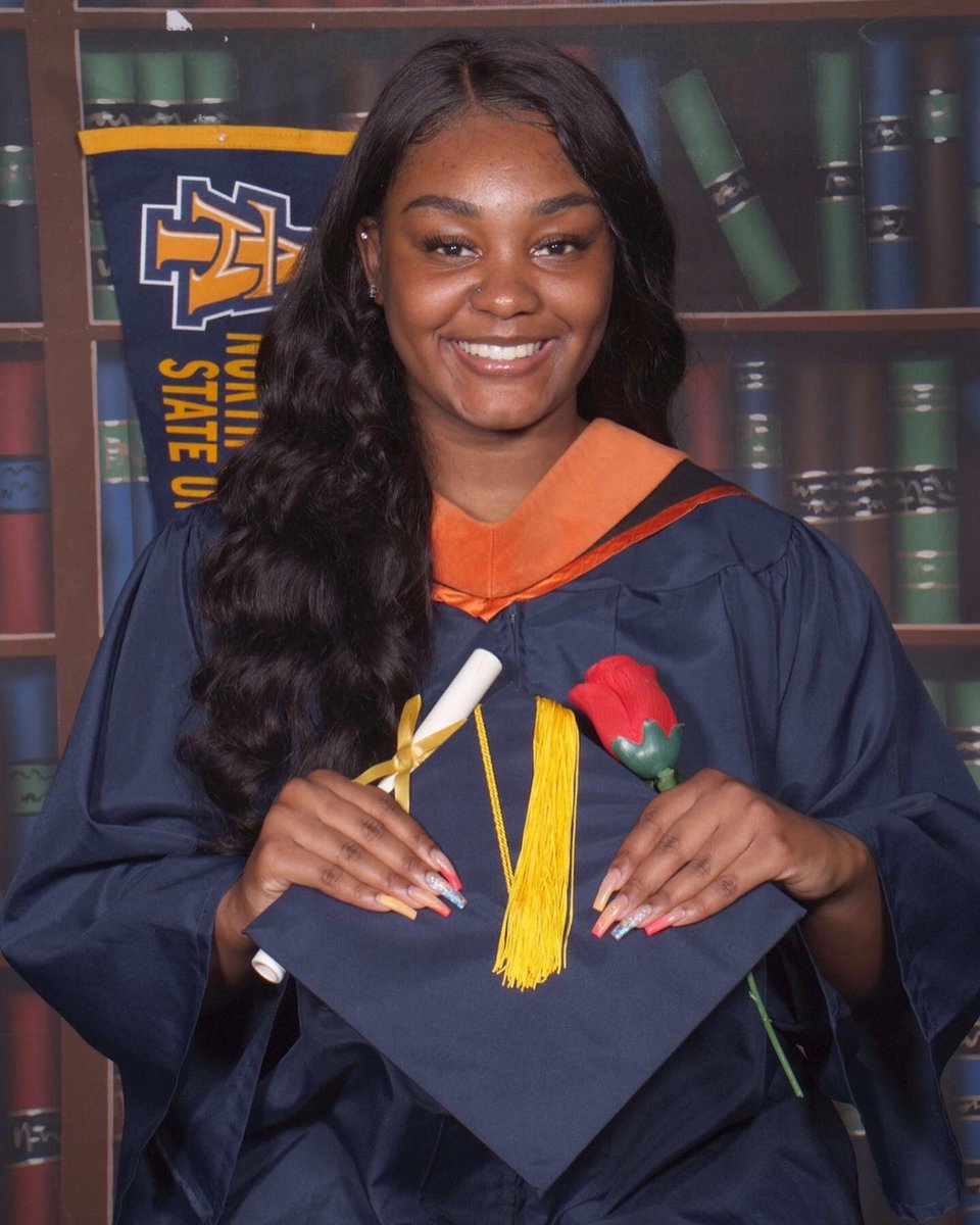 __ssecnirp's tweet image. 💙4 Years of dedication and hard work
💛3(ish) Weeks spent studying abroad
💙2 Internships &amp;amp; 2 engineering org eboard positions 
💛1 Full time Job lined up 
💙Countless memories and experiences I could never replace 

B.S. in Chemical Engineering talk to me nice 🍾🥂🎓 #NCAT20