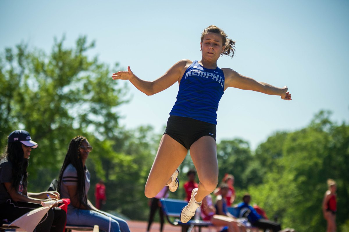 Congrats to @MemTigersTF_XC's eight graduates! Proud to honor the program's four women's graduates:

<a href="/GabrielleByndas/">Gabs</a> 
Sandra Ekblom
<a href="/achughes39/">Allie Hughes</a> 
<a href="/JoMacShack/">Jordan Shackleford</a> 
#GoTigersGo