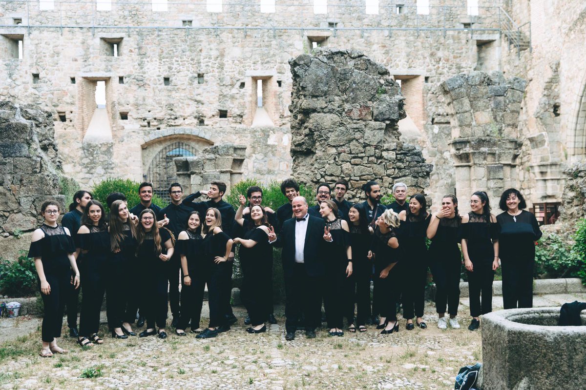 cororganum's tweet photo. Estas fotos representan lo que más echamos de menos: Cantar, viajar y estar juntos. ❤️🎶 #cuarentena #QuedateEnCasa #cororganum #familia #music https://t.co/VgC112yRqw