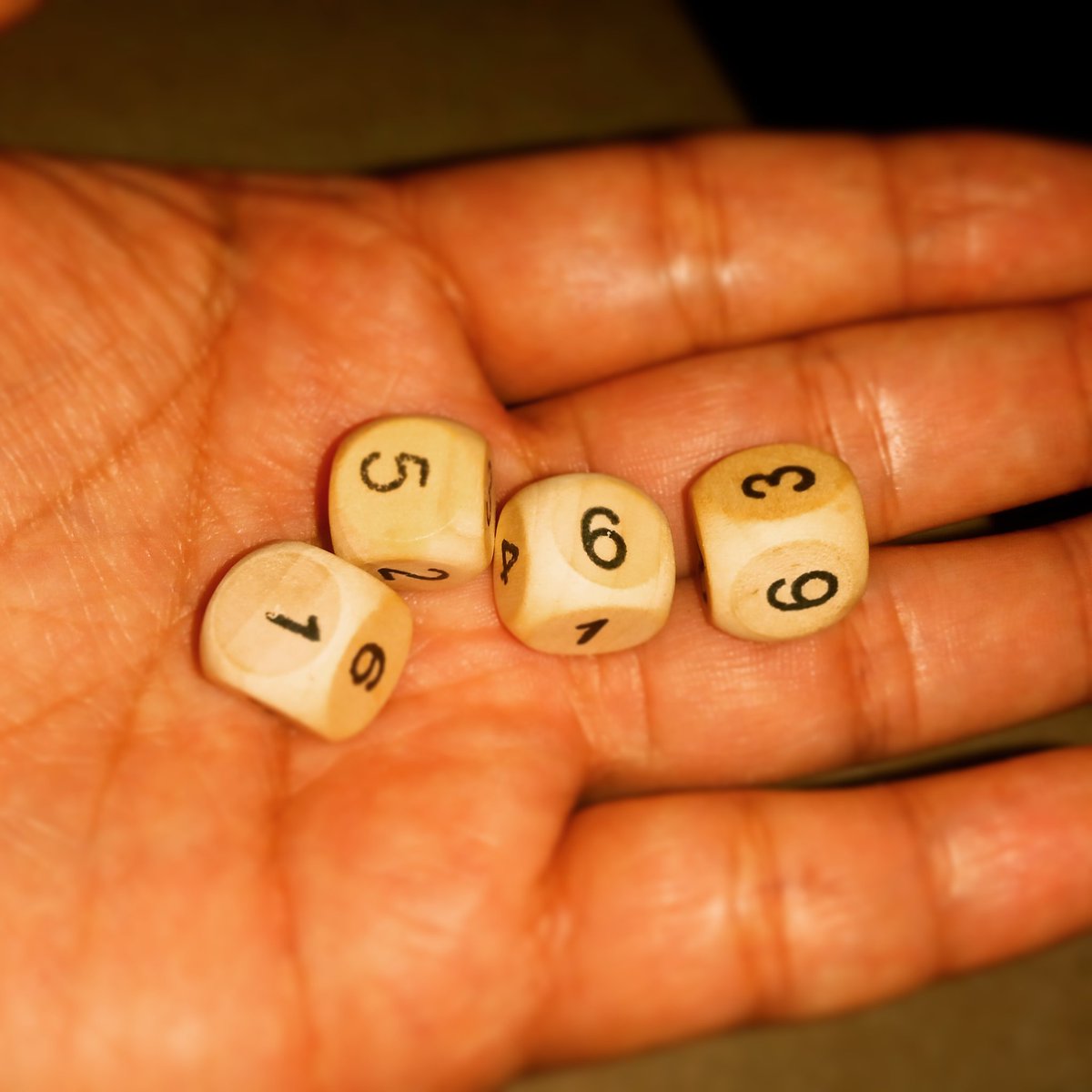 No por que tires los 🎲🎲 con más fuerza, conseguirás una puntuación más alta #sabadodecuarentena