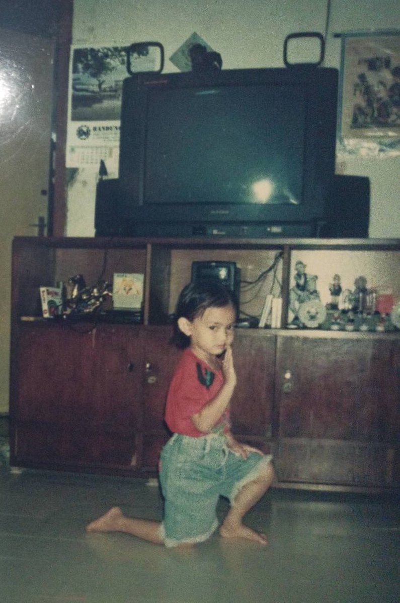 Ini aku waktu kecil ngapain ya foto posenya gitu, silat jurus apa ya wkwkwk lawak🤣🤣🤣