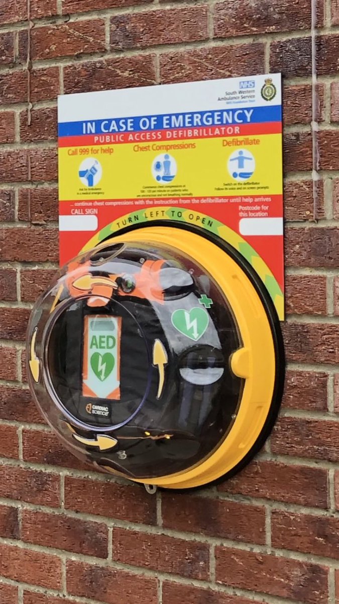 CFR_SandG's tweet photo. Pleased to spot a @swasFT defib in #Glastonbury on the wall of the public toilets in Feversham Lane. It’s available 24/7.  To the best of our knowledge this brings the total to 6 around Glastonbury. 

 @GlastonburyTown 
@GlastonburyTIC https://t.co/DfO9W7J8c6