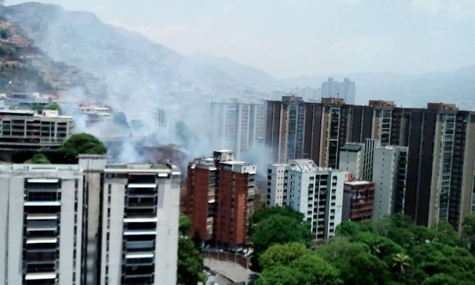 JulioVielma7's tweet photo. A esta hora incendio en terrenos aledaños a la #Cota905 cerca de la Plaza Madariaga #ElParaíso Vecinos reportan fuerte presencia de humo. #Venezuela https://t.co/A7sjk6RGpB