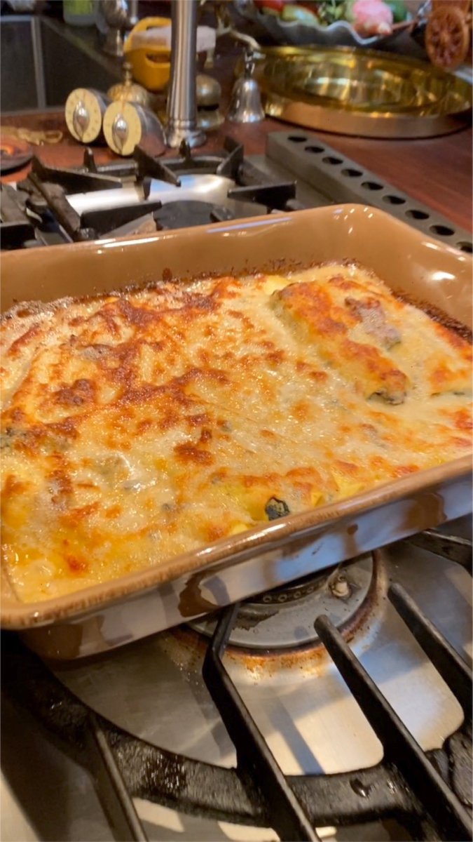 rachaelray's tweet photo. We’re rollin’ with the cannelloni 😉 To celebrate #MothersDay, I’m recreating the first meal I made all on my own for my mom: SPINACH CANNELLONIS 🙌 + sharing my trick to “stuffing” cannelloni in under FIVE minutes ✋🏻
Right now on my IGTV! https://t.co/pmuMndKdBb
#KeepCalmCookOn https://t.co/4fbrbPYgrV