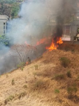A esta hora incendio en terrenos aledaños a la #Cota905 cerca de la Plaza Madariaga #ElParaíso Vecinos reportan fuerte presencia de humo. #Venezuela