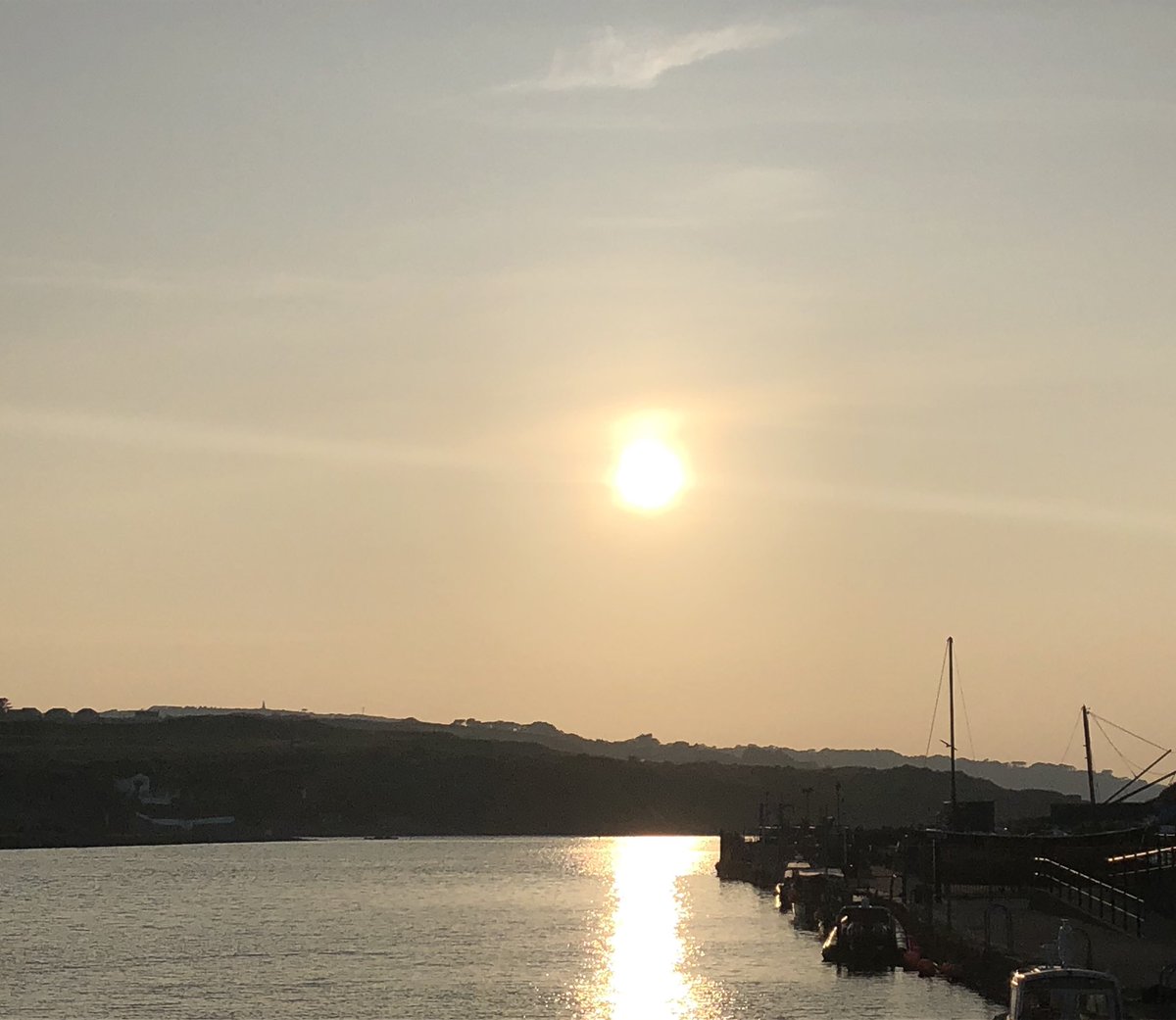 JackiHicks's tweet photo. Loving the high tides on our evening walks this week ⛵️ #DailyExerciseWalk #walkfromhome #HayleHarbour #LoveCornwall 💙 https://t.co/NourZMq69h