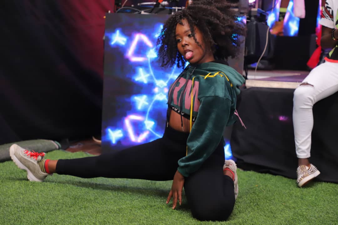 Fireliglntfi's tweet photo. Here to school you on how to dance like you got no spine. It’s time to break those bones for the hell of it.  #NBSSNL #StingLifeSwitchedOn #NBSUpdates https://t.co/Djkt8LvUYu