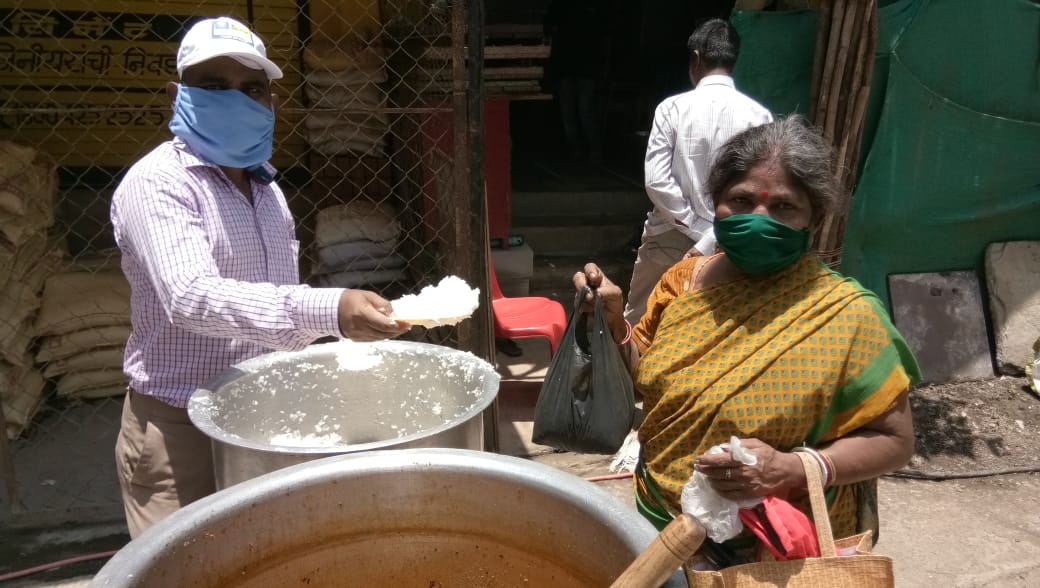 sssso_mah_goa's tweet photo. Aum Sri Sai Ram
With grace of #SriSathyaSai, #ThaneSamithi, 9.5.2020, served #lunch,Rice & Mix Usal-750 person #Kokanepada, #Jankdevinagar #SurenderCompound, & #dinner, Dal Rice & Khichdi-480 persons #Dongripada #Kapurbawdi & near DMart with help of local authorities
#SSSSOIndia https://t.co/aodrQ4gIQ6