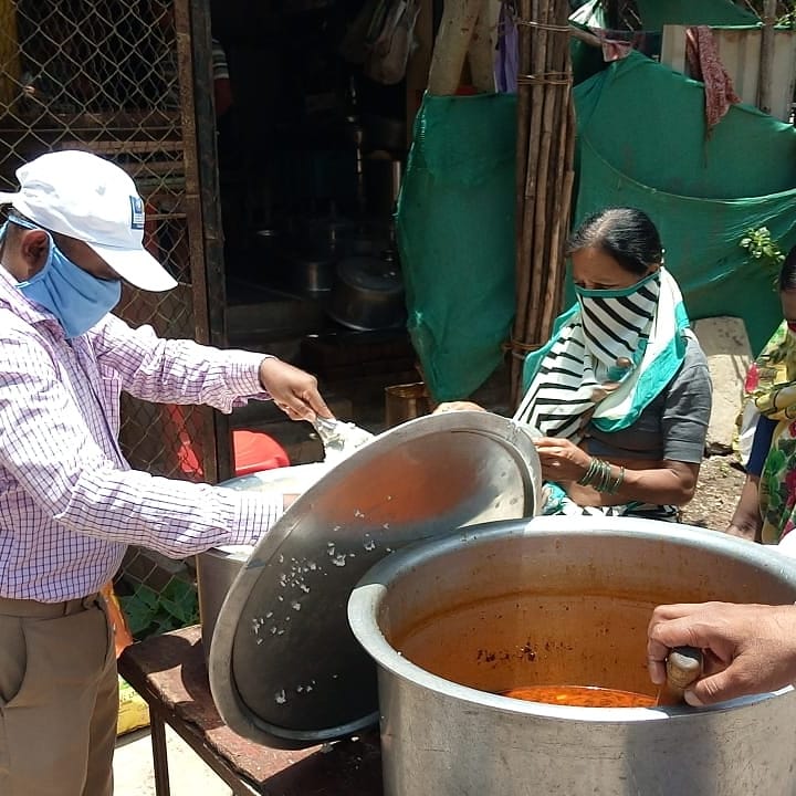 sssso_mah_goa's tweet photo. Aum Sri Sai Ram
With grace of #SriSathyaSai, #ThaneSamithi, 9.5.2020, served #lunch,Rice & Mix Usal-750 person #Kokanepada, #Jankdevinagar #SurenderCompound, & #dinner, Dal Rice & Khichdi-480 persons #Dongripada #Kapurbawdi & near DMart with help of local authorities
#SSSSOIndia https://t.co/aodrQ4gIQ6