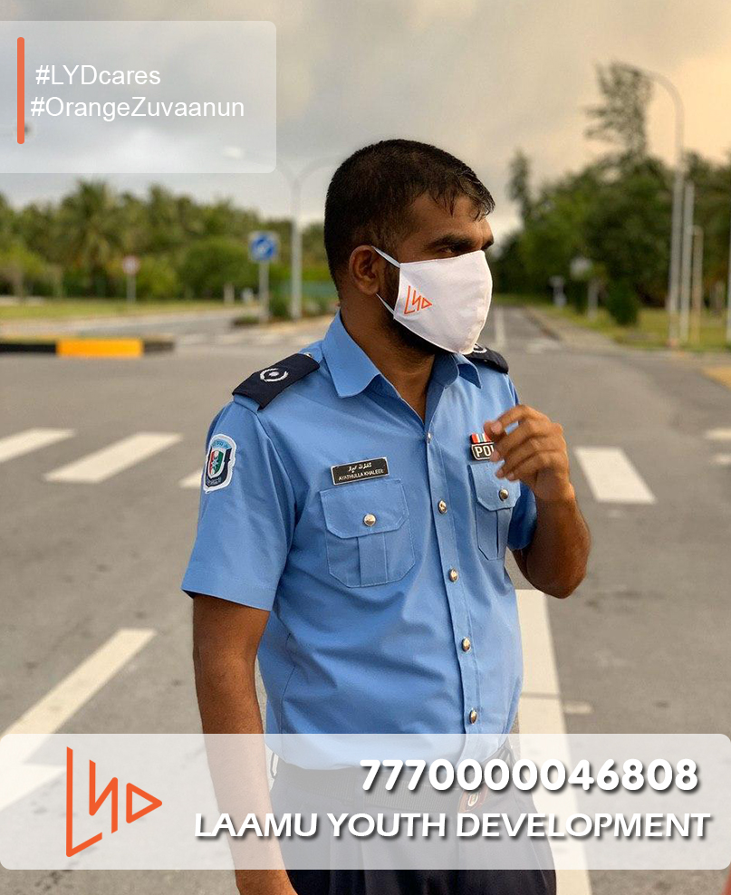 LYDmv's tweet photo. އެންމެންއެކީ ކޯވިޑް 19އާ ދެކޮޅަށް 
ތިޔަބޭފުޅުންގެ ދީލަތި އެހީތެރިކަމާއެކު "ލާމު ބްލޫސް" އަށް  ބޭނުންވާ މާސްކް ހަދިޔާކުރުވިއްޖެ. ލ. އަތޮޅުގެ ފުލުހުންނަށް ބޭނުންވާ 150 (ރީ ޔޫސެބަލް) މާސްކް ހަދިޔާކުރެވުމަކީ ލިބިގެންދިޔަ ވަރަށް ބޮޑު ހިތްވަރެއް. 
@PoliceMv https://t.co/uKDhbiRWgs