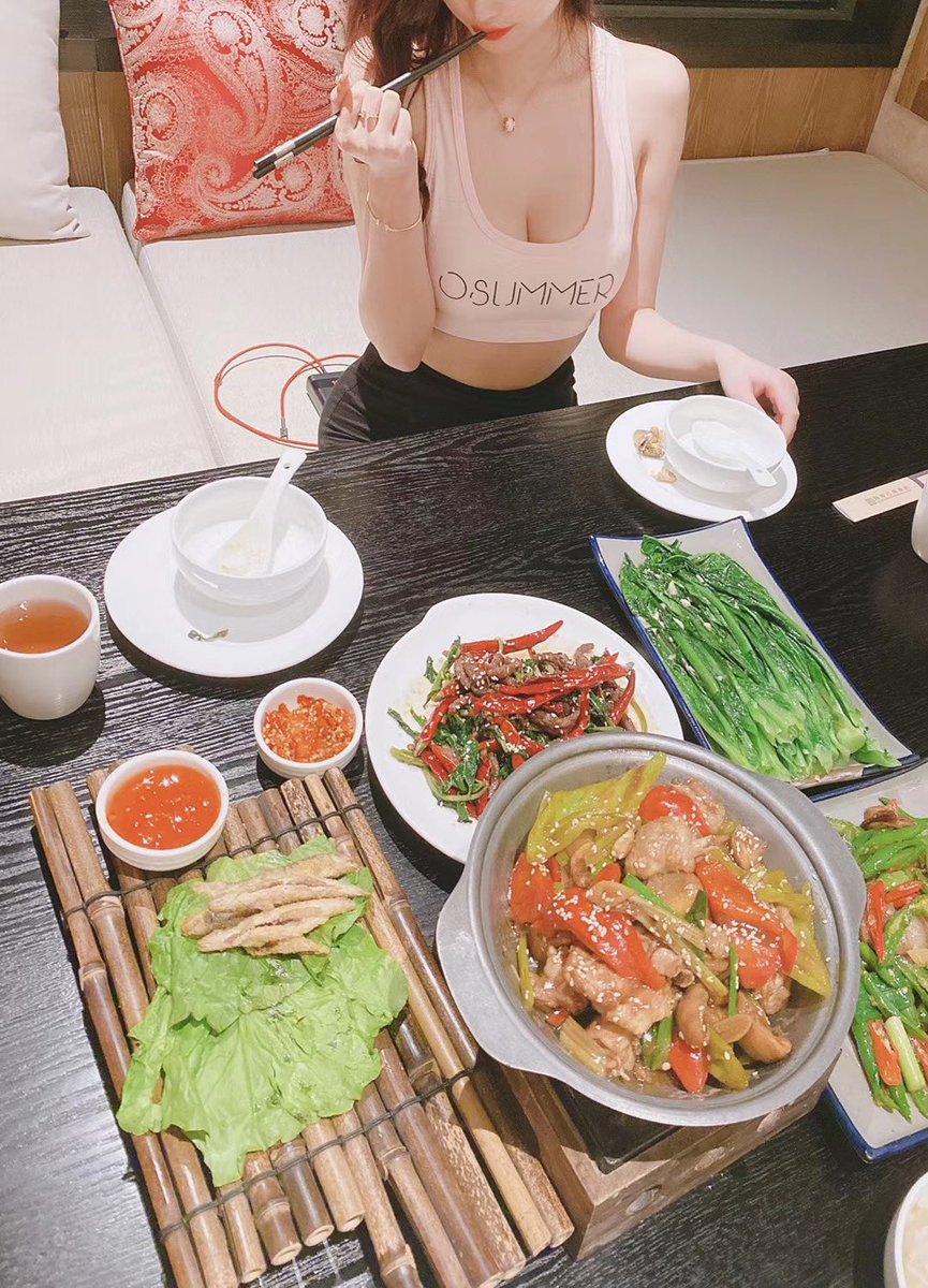 sugarbabyssssu's tweet photo. 今天吃了好多饭,看来是真的拍摄累到了！😂 https://t.co/Nqji5hssLK