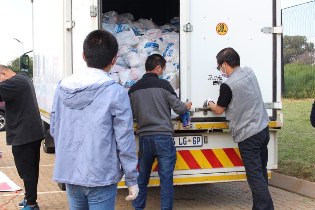 LivePretoria's tweet photo. Today the Chinese community in South Africa in partnership with the China Mall [Amalgam] and their Embassy @ChineseEmbSA brought smiles to needy Soweto residents and some @WitsUniversity students who received food parcels @LivePretoria #day44oflockdown #Covid_19 https://t.co/noT0RkxEnT