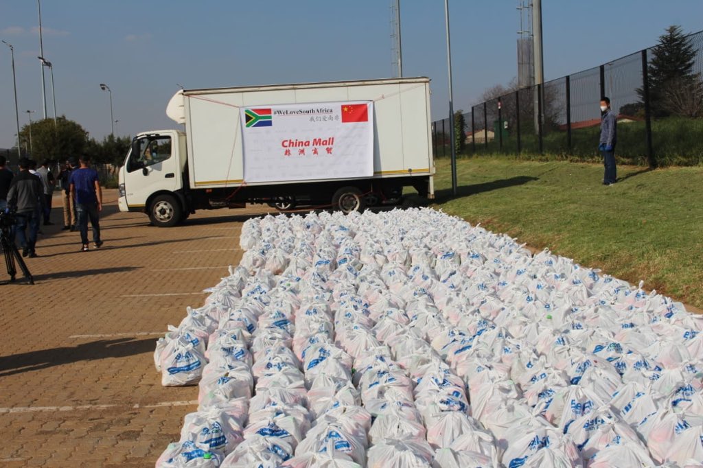LivePretoria's tweet photo. Today the Chinese community in South Africa in partnership with the China Mall [Amalgam] and their Embassy @ChineseEmbSA brought smiles to needy Soweto residents and some @WitsUniversity students who received food parcels @LivePretoria #day44oflockdown #Covid_19 https://t.co/noT0RkxEnT