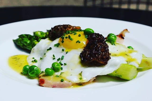 michaelsnewyork's tweet photo. What's for mother's day brunch?
Green asparagus, morel mushrooms, peas, ham, egg, tarragon hollandaise, chive!!!!!!!
#mothersday 
#MICHAELSNEWYORK #michaelisms 
#quarantinekitchen https://t.co/jZBLzFI0Ak