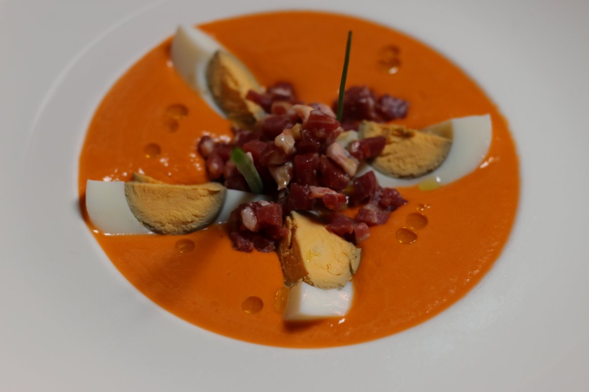 Salmorejo Cordóbes un plato tipico que no puede faltar en este tiempo en nuestra carta 😋🍽#salteras #laresolana #resolanaencasa
