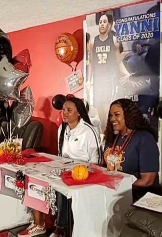 EuclidGirls's tweet photo. Congratulations Yonnie!!!
Best of Luck🏀🎓😊 https://t.co/Ie9Zf8OJB3