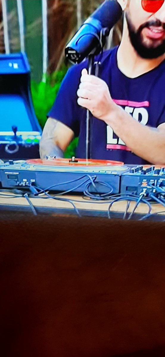 mateuscaxuES's tweet photo. @dennisdjoficial eta porra....repia td...Nostalgia, tempo bom, felicidade, valeu Dennis...BRABO... https://t.co/2I84iT4GNy