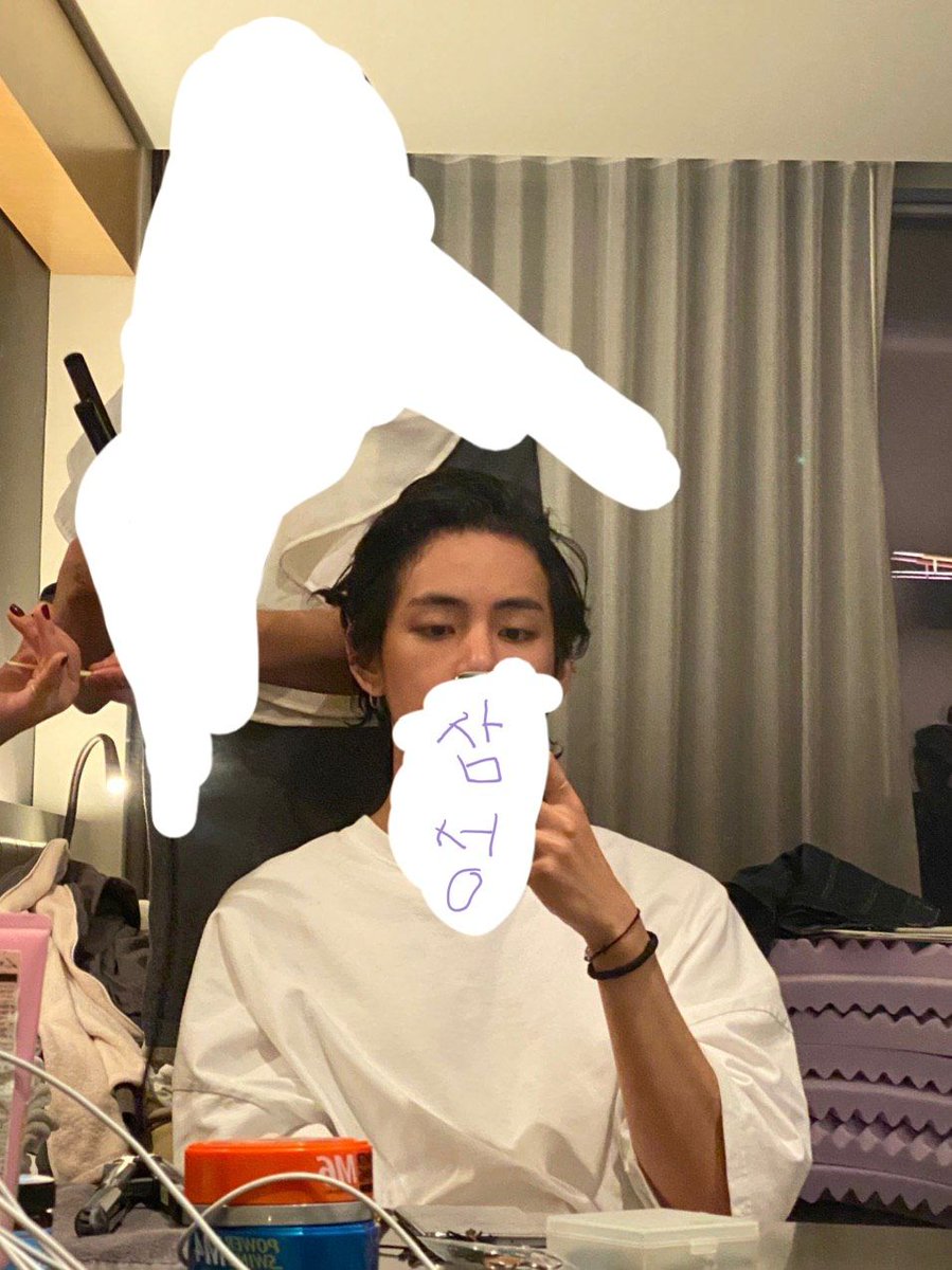 BTSARMY_Salon's tweet photo. Tae censored his phone and wrote "Samsung" 😂😂😂 https://t.co/4OHrnmAQS9