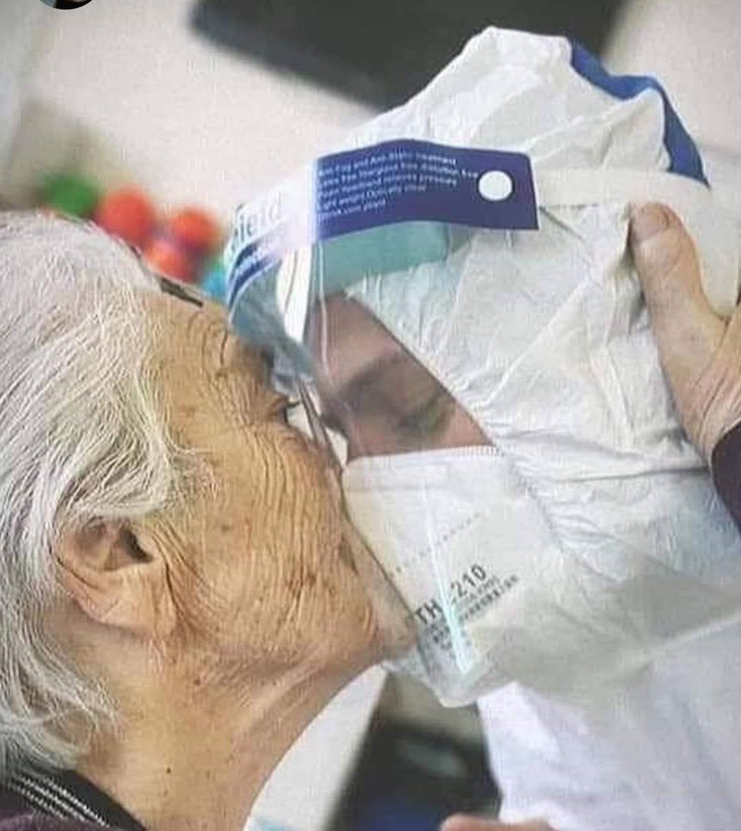 FatimaBranas's tweet photo. No sé quién es el fotógrafo pero es un genio. Los protagonistas son italianos. Es la foto más bonita de la pandemia #Covid_19. El que cuida cuidado. El que consuela consolado. El "fuerte" reconfortado por el "débil". Una maravilla. Cuando los enfermos nos sostienen. #losmayores https://t.co/k379QhTWVf