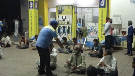 BPCLimited's tweet photo. Our Ghar Outlet at Guna at NH-3 in Madhya Pradesh, offers food to migrant labourers returning from Maharashtra &amp; Gujrat. A humble service to our brethren in need. #IndiaFightsCorona #SaluteCoronaWarriors https://t.co/kGHsRHAiqr