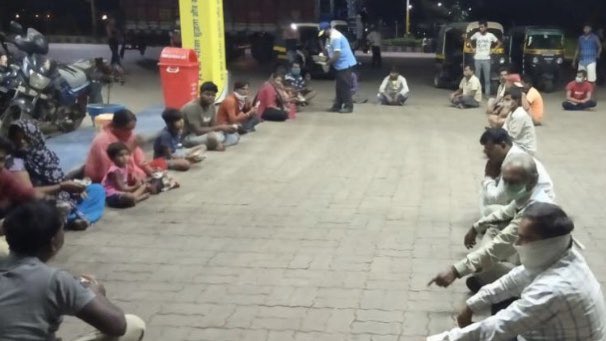 BPCLimited's tweet photo. Our Ghar Outlet at Guna at NH-3 in Madhya Pradesh, offers food to migrant labourers returning from Maharashtra &amp; Gujrat. A humble service to our brethren in need. #IndiaFightsCorona #SaluteCoronaWarriors https://t.co/kGHsRHAiqr