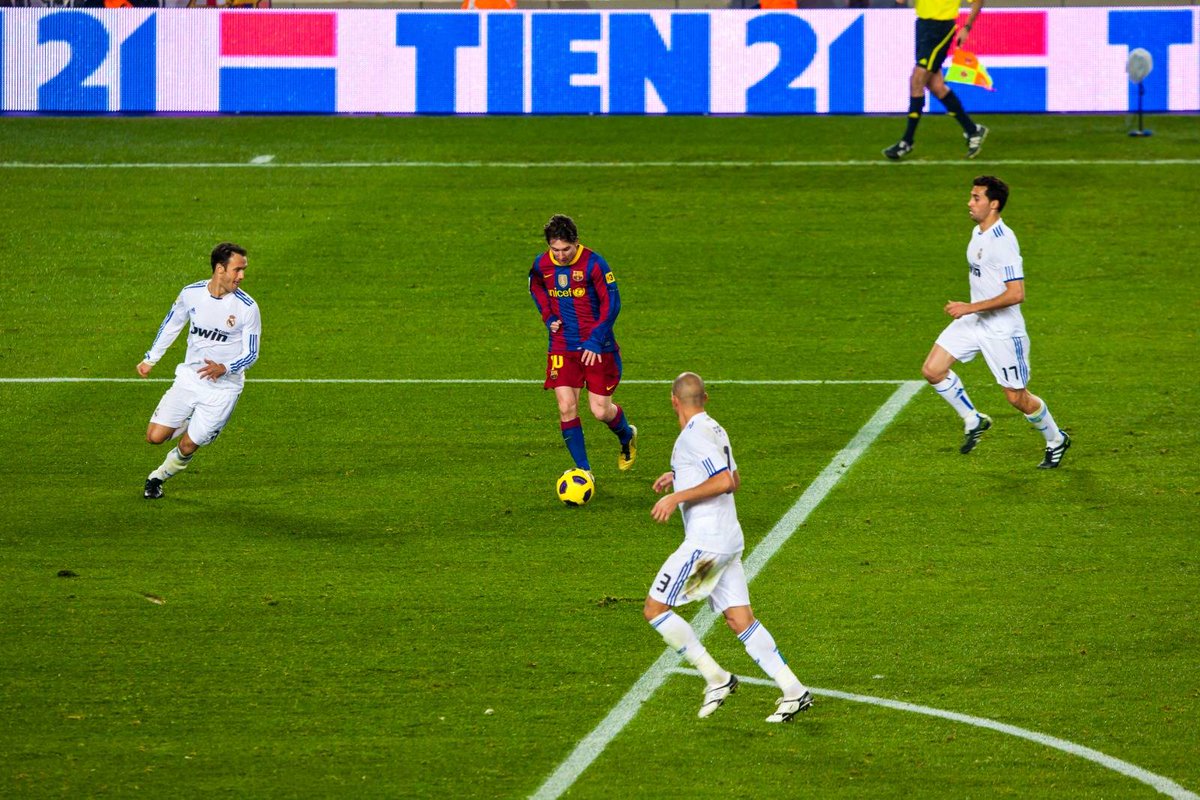 FCBarcelona's tweet photo. Social distancing before it was cool. https://t.co/MbeIu18LJn