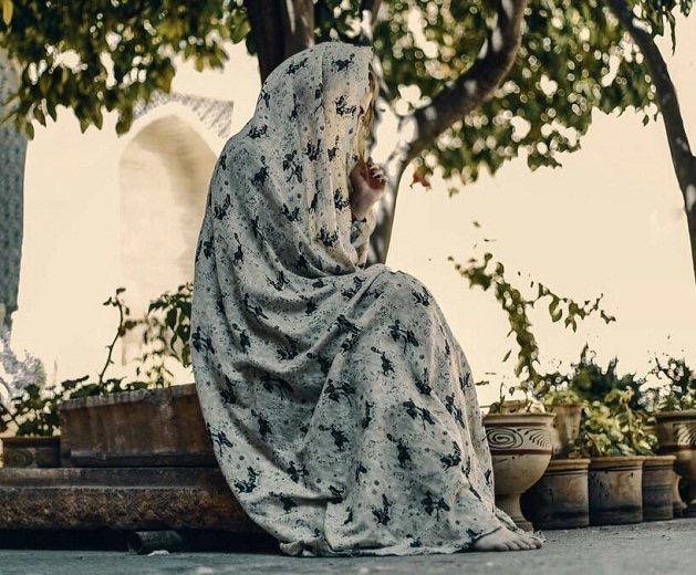 نعم .. مازلت آنسة ..
وإذا كان قدري الانتظار، فلن أصبح يائسة ..
ولن أعرض نفسي كالبضاعة الكاسدة .. أو أضع المساحيق لأسلم من عيون ناقدة ..
سأبني حياتي، وأرفض أن يقال لي عانسة ..
كم من متزوجة ساخطة .. وأخرى دوماً عابسة !
الزواج رزق من الله .. وسأبقى لربي شاكرة حامدة