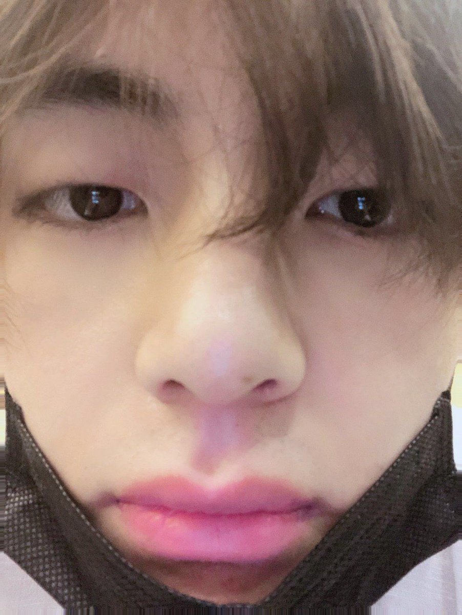 BTSgirlie's tweet photo. And more.... Taehyung keeps giving us love .... we miss that guy. End. #bts #taehyung #KimTaehyung #BTSV #toehearts 💜 @BTS_twt #BTS #BTSARMY https://t.co/ySJQMO2ygs