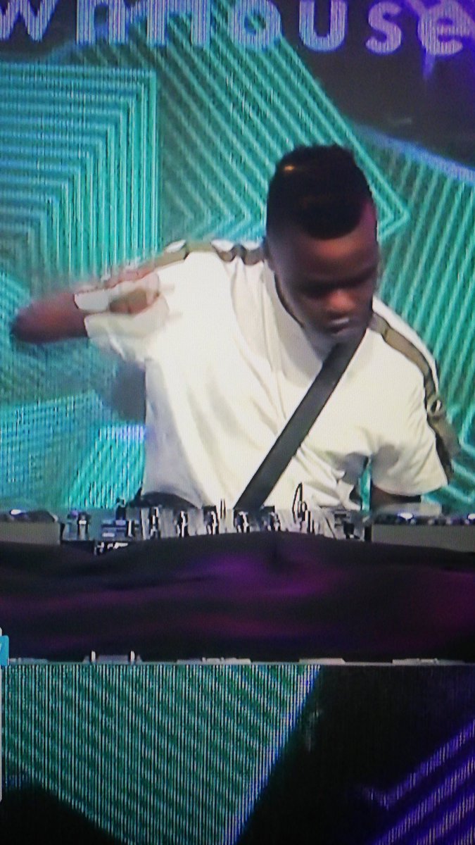 MansNotCorrupt1's tweet photo. Retweet if u feeling Dlala Thukzin 🔥🔥🔥 he came in🔥🔥🔥🔥🔥
@dlalathukzin_  @Shimza01 @iam_ph @ChannelOTV @hunterscider #HuntersRefreshes
#LockdownHouseParty
#LockdownHouseParty https://t.co/6WnN7kcbDU