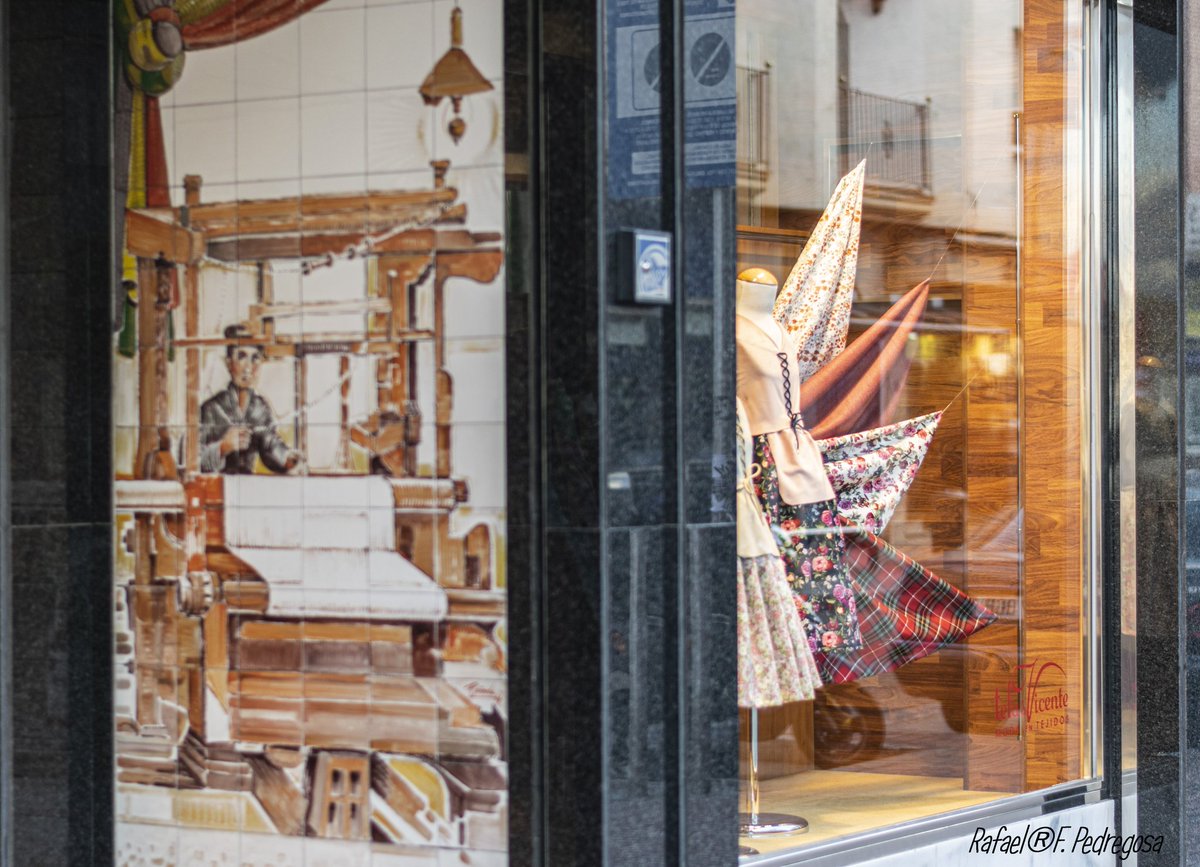 Algunos de nuestros establecimientos han vivido más de un #relevogeneracional. En su día pertenecieron a padres, abuelos... Que lucharon por un sueño durante toda su vida 💪 Apoyemos el comercio local, el motor económico de una ciudad
📸Fotografía realizada por Rafael Fernández