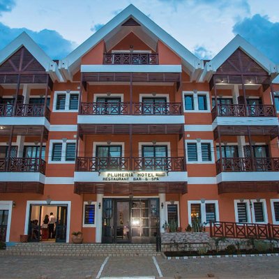 Côté hôtel à Antsirabe, il y aura le choix mais je propose : Plumeria, Royal Palace, Couleur café ou chambre du voyageur.