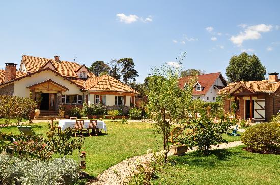 Côté hôtel à Antsirabe, il y aura le choix mais je propose : Plumeria, Royal Palace, Couleur café ou chambre du voyageur.