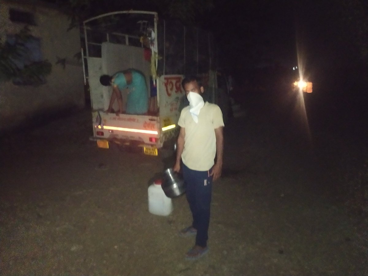 Dexter_Fi2's tweet photo. रात्री च्या 1:30 वाजता मुंबई वरून आलेल्या नागरिकांना पाणी व राहण्याचे नियोजन करताना #संगणकपरिचालक ज्ञानेश्वर नागरे आणि पोलीस पाटील  तंटा मुक्ती अध्यक्ष @uddhavthackeray @mrhasanmushrif @SiddheshwarMun7 @narendramodi @dnyaneshwarnagr @rajeshtope11 @dhananjay_munde https://t.co/qgeTXz4mcL