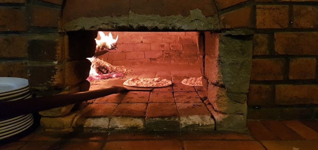 Côté bouffe & resto à Antsirabe, pareil y'a masse de choix mais je propose : Zandina une très bonne pizzeria malgache (qui commence à prendre la confiance et perdre en qualité), l'insolite, chez Jenny ou conterno.