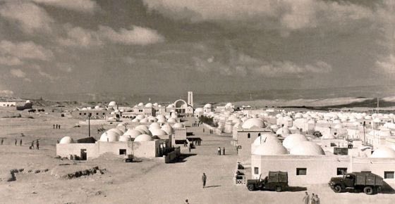 Lorsque le Maroc récupéra ce que l’on appelait le Sahara Espagnol en 1975, celui-ci demeurait sous-développé comparé au reste du Royaume.Les populations nomades qui commençaient à se sédentariser, vivaient d’une économie de subsistance, notamment de la pêche et du pastoralisme.