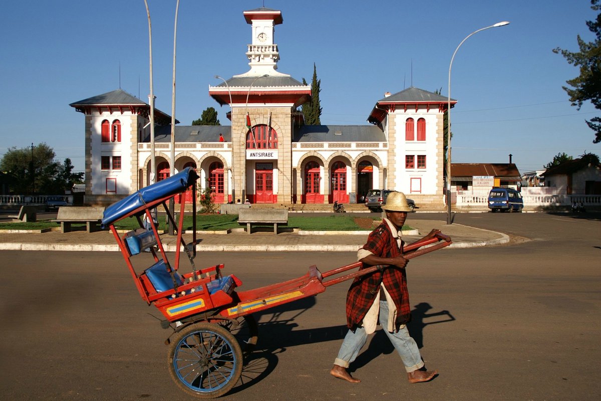 Côté touristiques les trucs à voir à Antsirabe et autour, sont les coins suivant : Andraikiba, Tritriva, la gare et la statue de l'indépendance