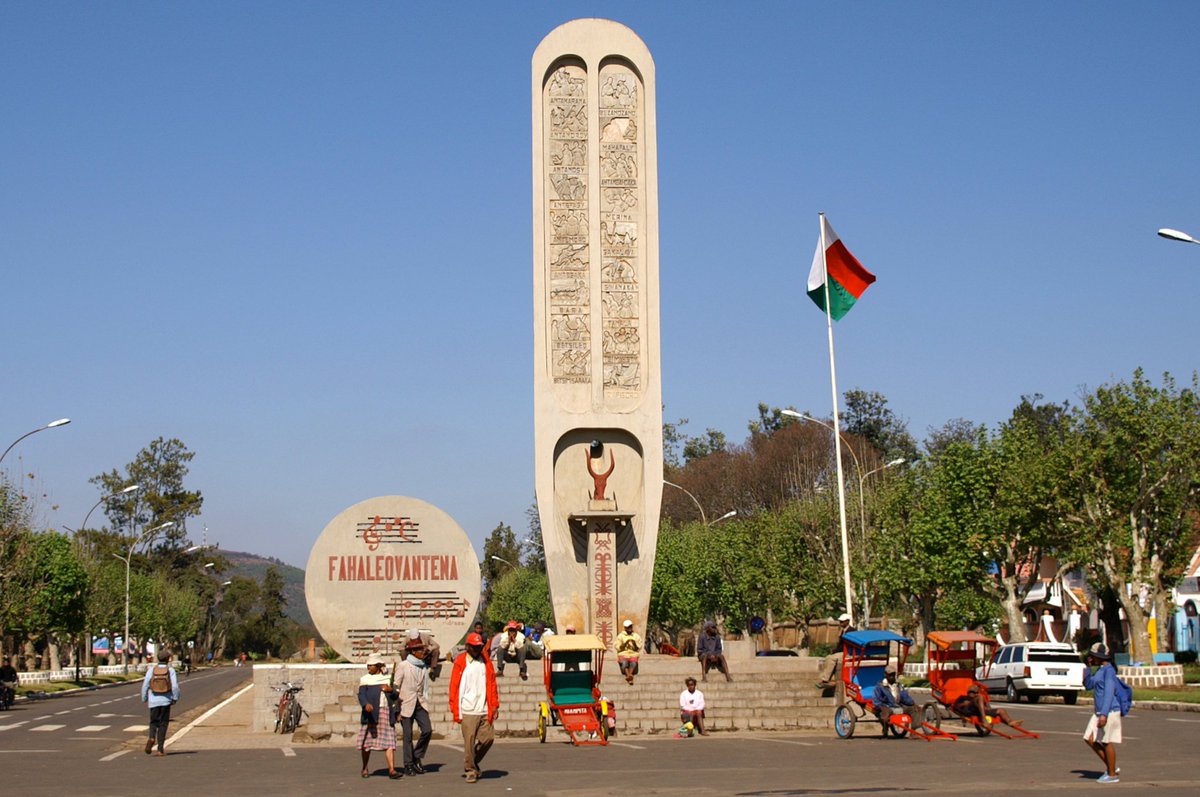 Côté touristiques les trucs à voir à Antsirabe et autour, sont les coins suivant : Andraikiba, Tritriva, la gare et la statue de l'indépendance