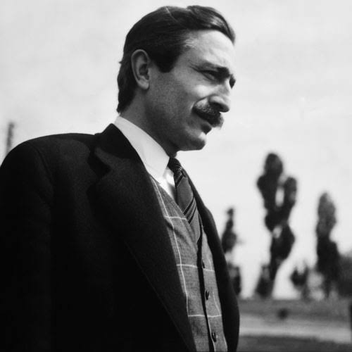 sen bana bakma,
ben senin baktığın yönde olurum.

özdemir asaf