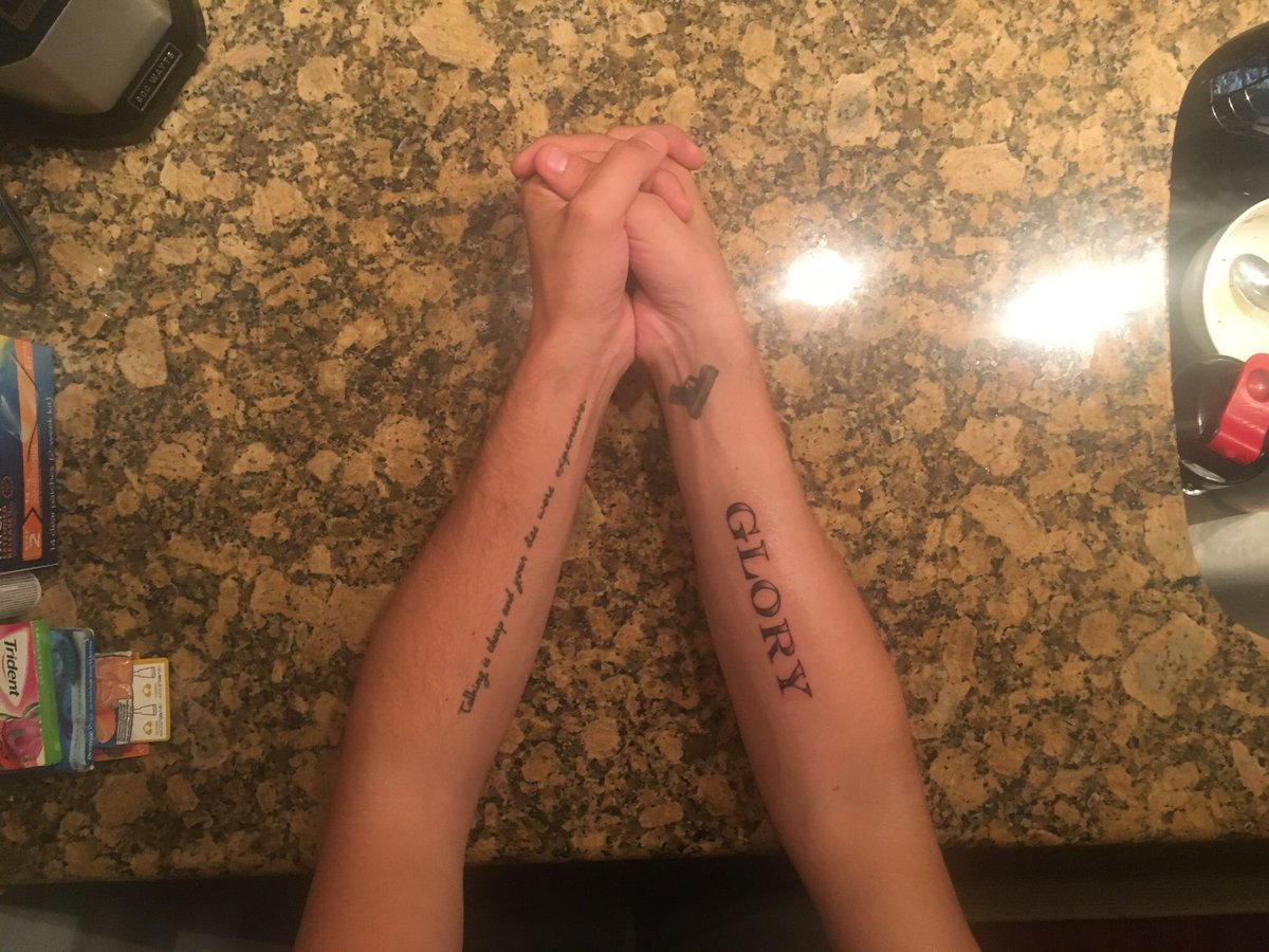 badatlove222's tweet image. Oooh these mother truckers out here catfishing my photos. @britneyspears we got these 3 years ago, because we are real fans... not 4 year later fans. #JusticeForGlory #CheckTheTimeStamp #StopPlayin’ #Catfish #Receipts #BritneySpears #Glory